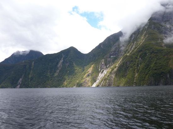 Milford Sound - der kleine weisse Punkt im Wasser ist ein Boot (damit ihr einen Eindruck bekommt, wie riesig die Berge sind )