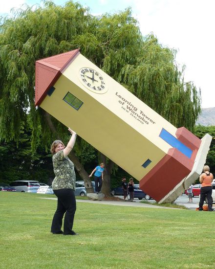 Die Turmuhr läuft übrigens rückwärts