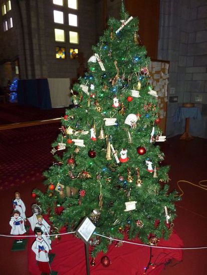 Weihnachtsbaum mit Instrumenten-Anhängern