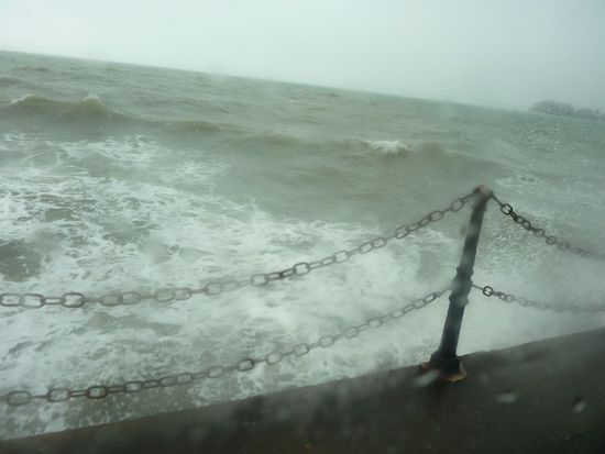 Auf dem Weg nach Picton, an diesem Strand in Nelson war ich einige Tage vorher im Meer... die Wellen waren so hoch, dass die linke Autoseite gewaschen wurde 