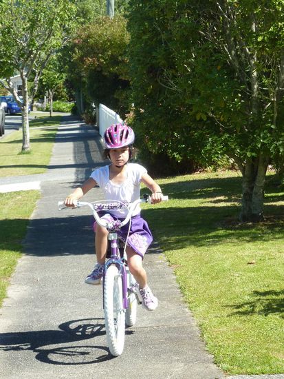 Emilie auf ihrem neuen Fahrrad