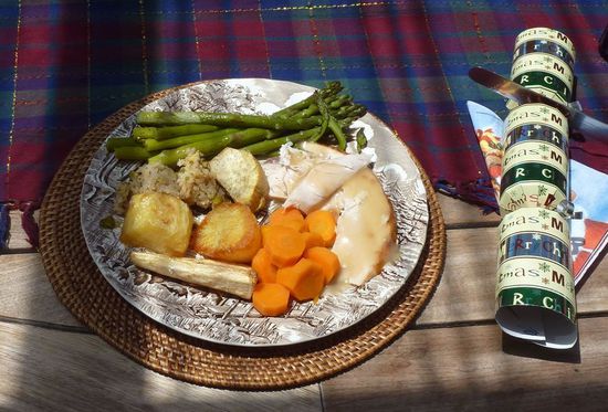 Traditioneller Truthahn mit Kumara (süßen Kartoffeln), Spargel, Couscous und Möhren.