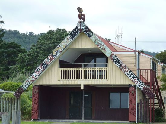 Marae, die Farben rot-schwarz-weiss sind die traditionellen Maori-Farben