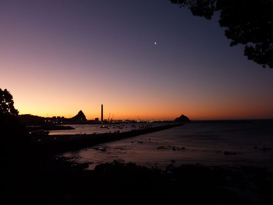Sonnenuntergang vom Van aus mit Blick auf den Hafen von New Plymouth
