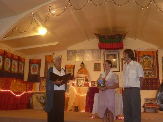 Emma und Mike mit der Pfarrerin