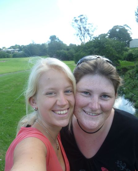 Susi und ich während des Spaziergangs im Park