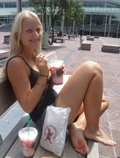 Susi und unser geliebter Strawberry-Frappuccino vom Starbucks... einfach yummi 