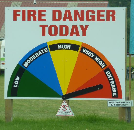 "Total fire ban", diese Schilder sieht man etwa alle 10-20 km