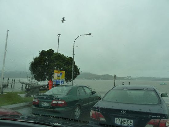 Warten auf die Fähre in ströhmendem Regen