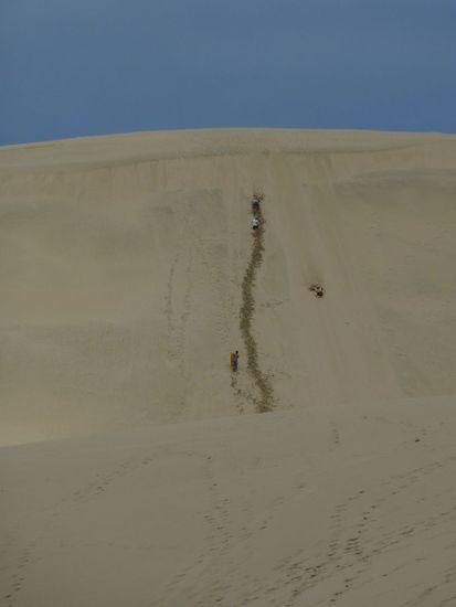auch hier herrscht Linksverkehr, links geht´s hoch und rechts wieder runter