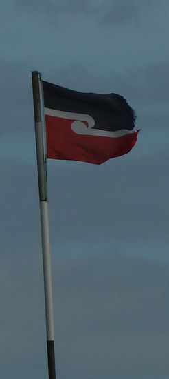 Maori-Flag, sieht man in dieser Region an jeder Ecke