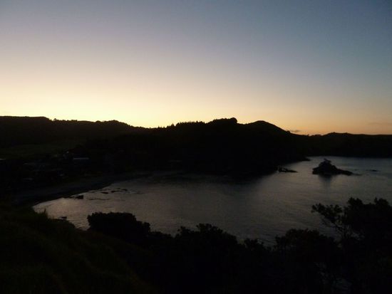 Sonnenuntergang vom "Rainbow Warrior Memorial" aus (Matauri Bay)