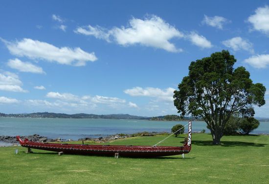 ein kleineres Waka, dass das Große begeleitete