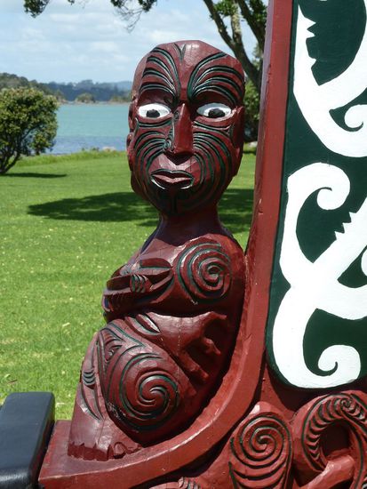 Figur hat nur drei Finger, da die Maori zeitweise dachten, die Menschen stammten von Vögeln ab