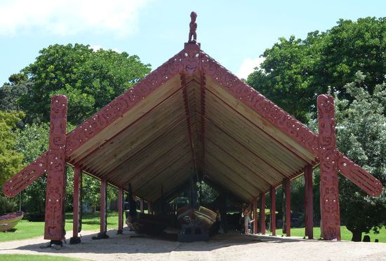 unter dieser Halle steht das Waka