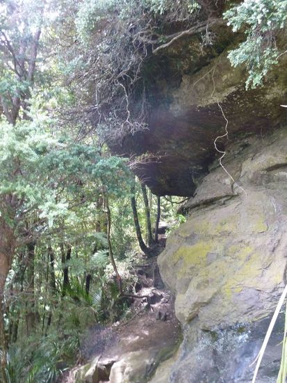 hier musste man daran vorbei klettern, zum Glück gab es in diesem Moment kein Erdbeben!