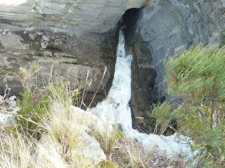 Devil´s Kitchen, das Wasser wird durch die Felsspalten gedrückt und schießt dann die Wand hoch