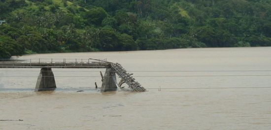 Brücke, die einfach mal so zusammengebrochen ist... 