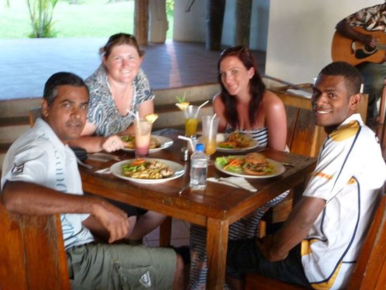 Arwin (Fahrer), ich, Katie und Rafa (Guide)