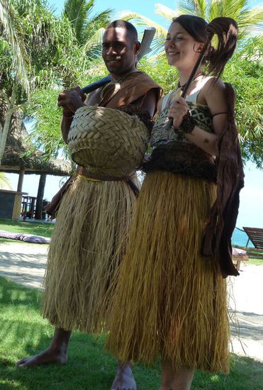 aus Kokosnussbäumen hergestellte Hochzeitskleider