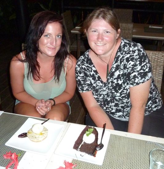 Katie und ich beim Teilen unseres Nachtisches. Yum 