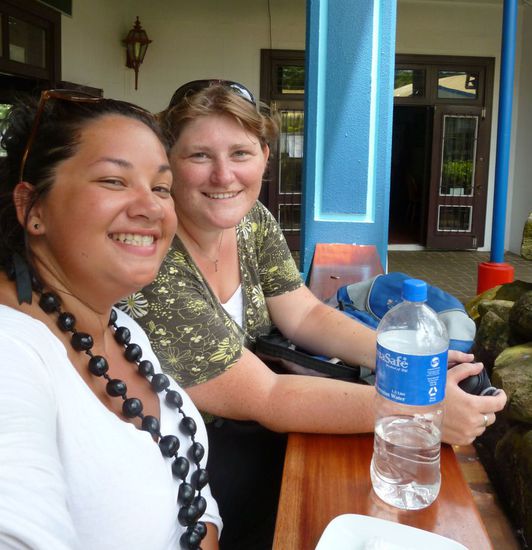 Amber und ich beim Warten auf unsere Abkühlung - Wasser ist dennoch immer mit dabei!