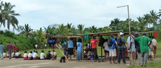 Schaulustige beim Anschauen von Schulmannschaften beim Rugby spielen