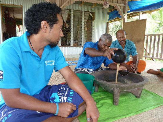 Kay (Guide), der Chief und Sam (Fahrer) bei der Kava-Zeremonie...