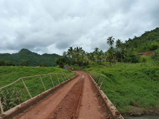 Brücke, rechts und links ging es tief zum Fluss runter...