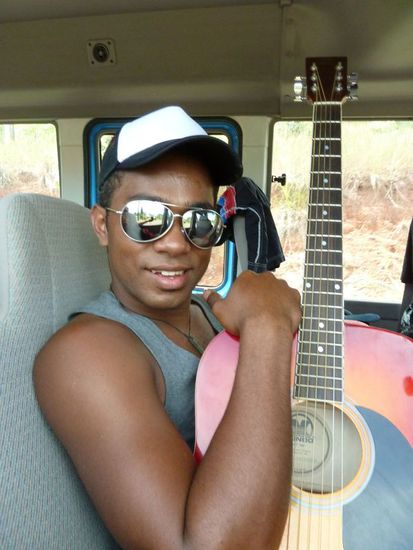 Jerry und seine Gitarre haben uns während der Fahrt unterhalten 