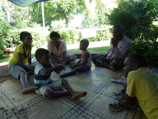 Save (rechts liegend) und seine Familie