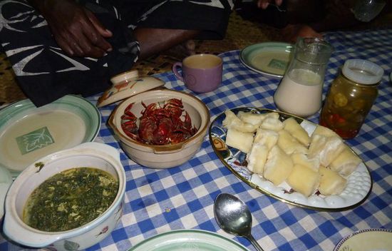 Dinner mit Gemüse, Krebsen und Cassava-Kartoffeln