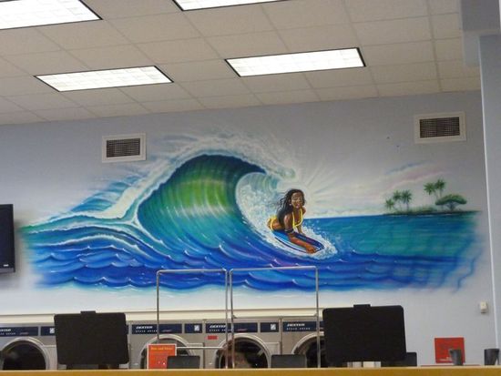 im Waschsalon - immerhin bin ich in Hawaii mit all den vielen Surfern...