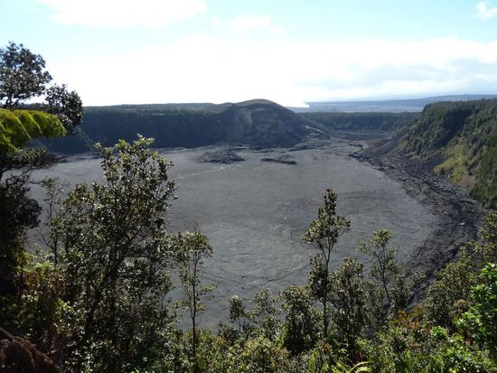 Crater mit Wanderweg rund um den Crater herum