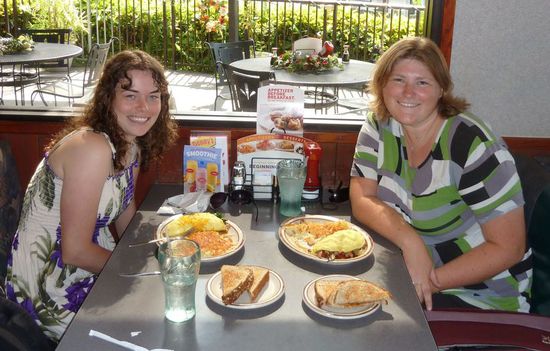 die Canadierin Annie (aus Neufundland) und ich beim ersten und letzten gemeinsamen Frühstück
