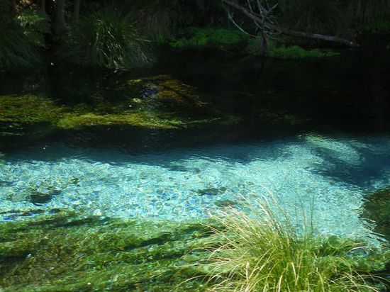 Glasklares blaues Wasser, die zwei Punkte darin sind übrigens Fische (ne, Claudia )