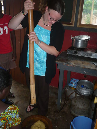 Fufu (Nationalgericht aus Maniok/Yam und Plantainen) stampfen