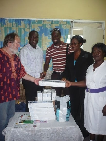 Übergabe der reinen Spritzen und Kanülen