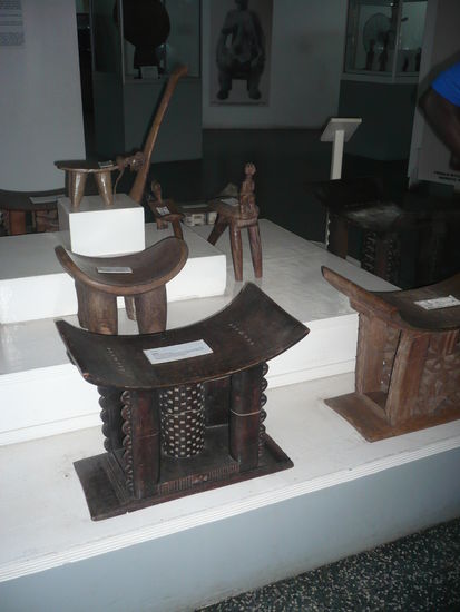 Verschiedene Stühle, für z.B. einen Häuptling