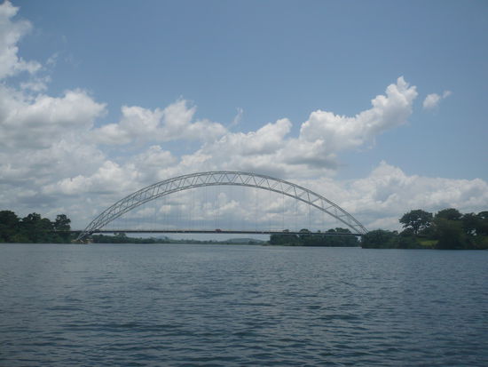 Hängebrücke über den Voltastausee bei Akosombo