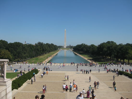 Reflecting Pool vor dem Lincoln Memorial mit Monument im Hintergrund