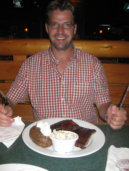 Spare Rips mit baked Potatoe und Cole Slaw (man beachte die 2 Gabeln!)