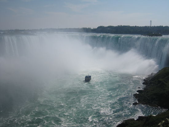 Kanadische Horseshoefalls mit dem Boot "Maid of the mist"