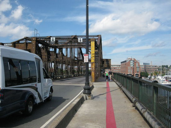 Der Freedomtrail zieht sich als roter Streifen, mal gemalt, mal gepflastert, durch die ganze Stadt