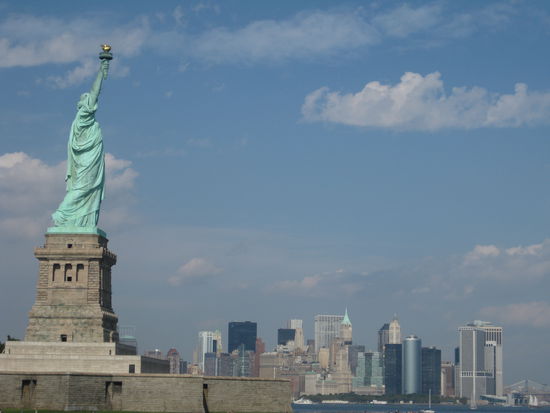Wunderbarer Blick auf Manhattans Skyline und Lady Liberty