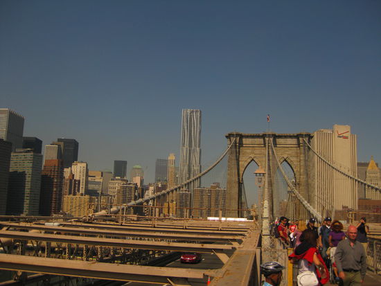 Brooklyn Bridge mit Blick auf (einen kleinen Teil von) Manhattan