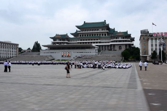 Blick über dem Kim-Il-sung-Platz auf die Studienhalle