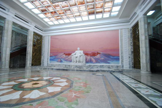 Eingangsfoyer mit Statue des Großen Führers.