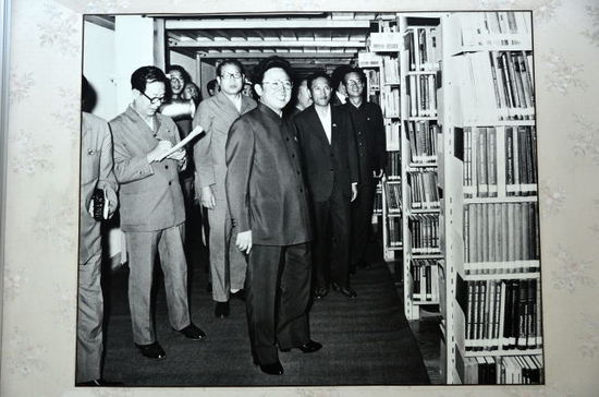 Der große Führer zwischen Bücherregalen