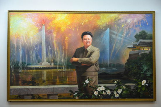 Kim Jong-il vor dem Chuche Turm